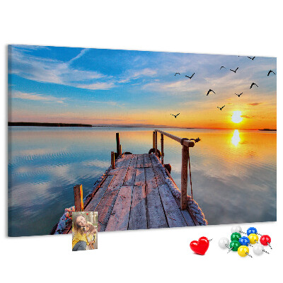 Lavagna di sughero con stampa tramonto su un lago tranquillo