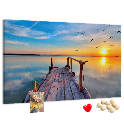Lavagna di sughero con stampa tramonto su un lago tranquillo