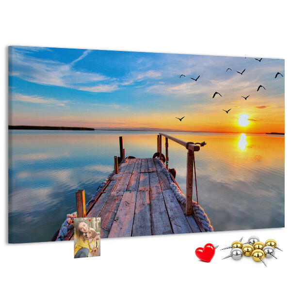 Lavagna di sughero con stampa tramonto su un lago tranquillo