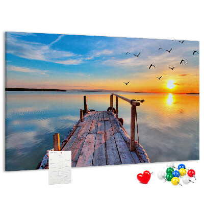 Lavagna di sughero con stampa tramonto su un lago tranquillo