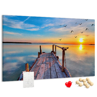 Lavagna di sughero con stampa tramonto su un lago tranquillo