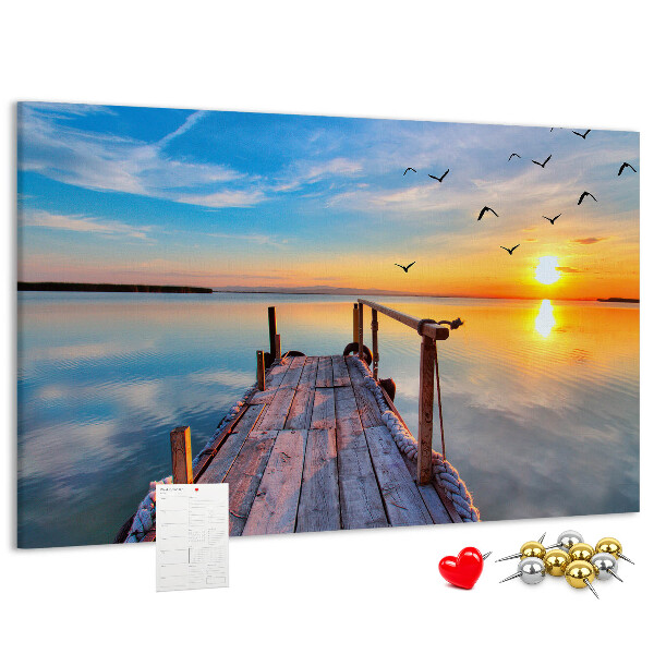 Lavagna di sughero con stampa tramonto su un lago tranquillo