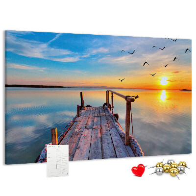 Lavagna di sughero con stampa tramonto su un lago tranquillo
