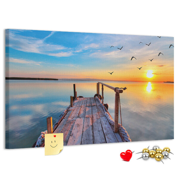 Lavagna di sughero con stampa tramonto su un lago tranquillo