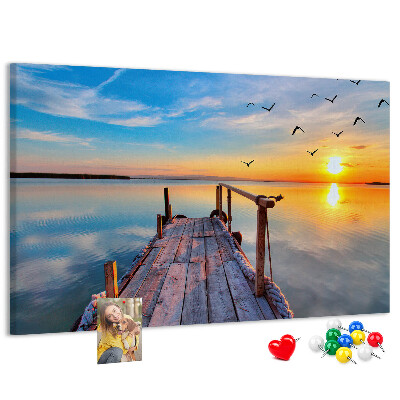 Lavagna di sughero con stampa tramonto su un lago tranquillo