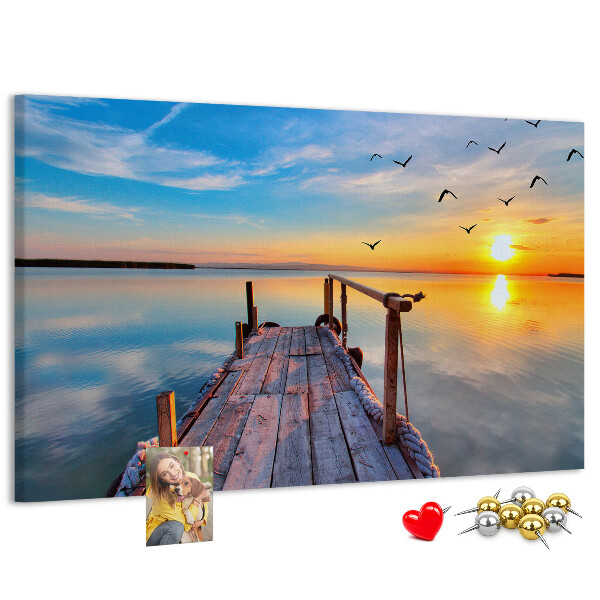 Lavagna di sughero con stampa tramonto su un lago tranquillo