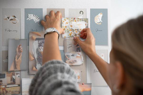 Lavagna di sughero calendario con illustrazioni di animali domestici