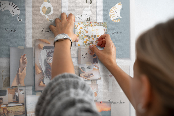 Lavagna di sughero calendario con illustrazioni di animali domestici
