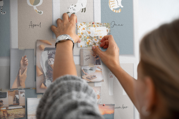 Lavagna di sughero calendario con illustrazioni di animali domestici