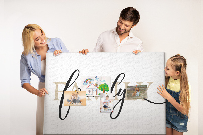 Lavagna di sughero con elegante scritta famiglia su sfondo bianco
