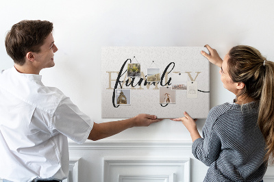 Lavagna di sughero con elegante scritta famiglia su sfondo bianco