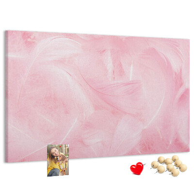 Lavagna di sughero con stampa di delicate piume rosa su sfondo