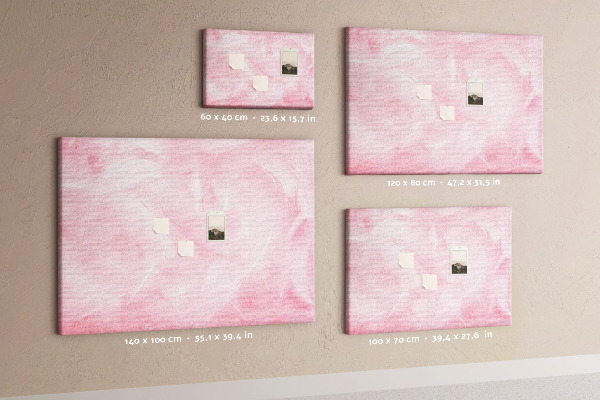 Lavagna di sughero con stampa di delicate piume rosa su sfondo