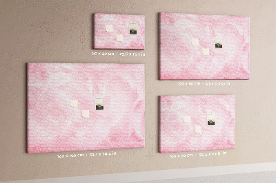 Lavagna di sughero con stampa di delicate piume rosa su sfondo