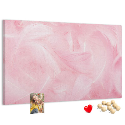 Lavagna di sughero con stampa di delicate piume rosa su sfondo
