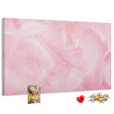 Lavagna di sughero con stampa di delicate piume rosa su sfondo