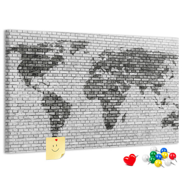 Bacheca in sughero con stampa di una mappa del mondo su muro di mattoni