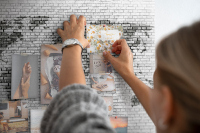 Bacheca in sughero con stampa di una mappa del mondo su muro di mattoni