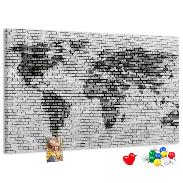Bacheca in sughero con stampa di una mappa del mondo su muro di mattoni