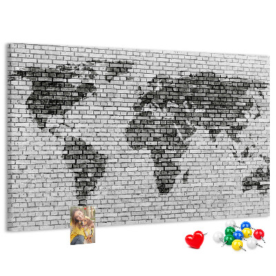 Bacheca in sughero con stampa di una mappa del mondo su muro di mattoni
