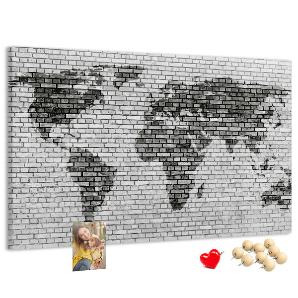 Bacheca in sughero con stampa di una mappa del mondo su muro di mattoni