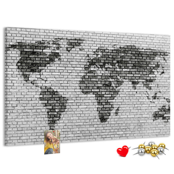 Bacheca in sughero con stampa di una mappa del mondo su muro di mattoni