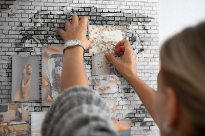Bacheca in sughero con stampa di una mappa del mondo su muro di mattoni