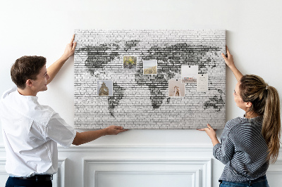 Bacheca in sughero con stampa di una mappa del mondo su muro di mattoni
