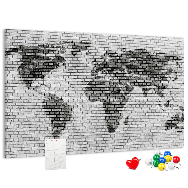 Bacheca in sughero con stampa di una mappa del mondo su muro di mattoni