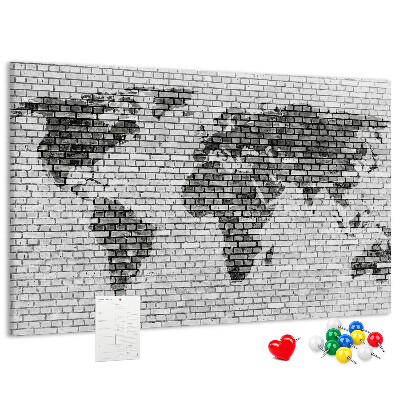 Bacheca in sughero con stampa di una mappa del mondo su muro di mattoni
