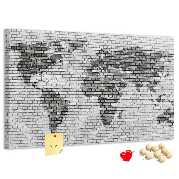 Bacheca in sughero con stampa di una mappa del mondo su muro di mattoni