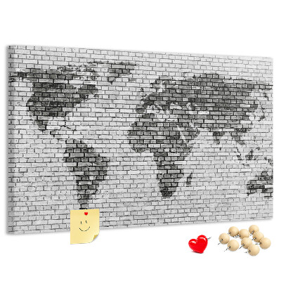 Bacheca in sughero con stampa di una mappa del mondo su muro di mattoni