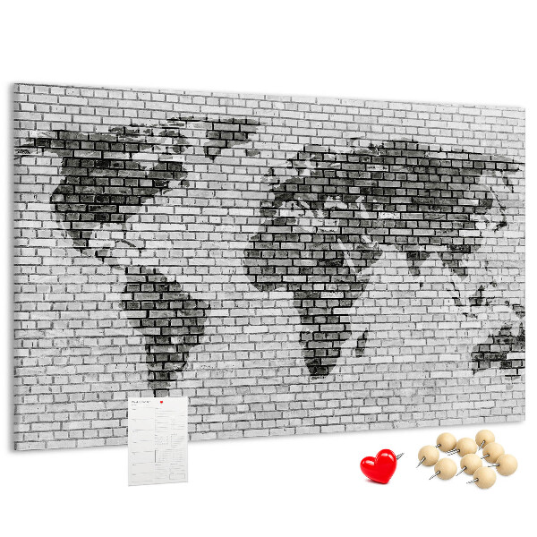 Bacheca in sughero con stampa di una mappa del mondo su muro di mattoni