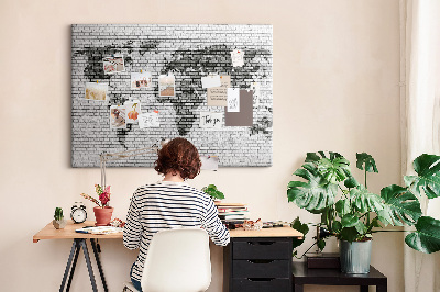Bacheca in sughero con stampa di una mappa del mondo su muro di mattoni