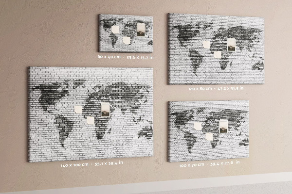 Bacheca in sughero con stampa di una mappa del mondo su muro di mattoni