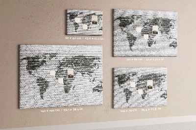 Bacheca in sughero con stampa di una mappa del mondo su muro di mattoni