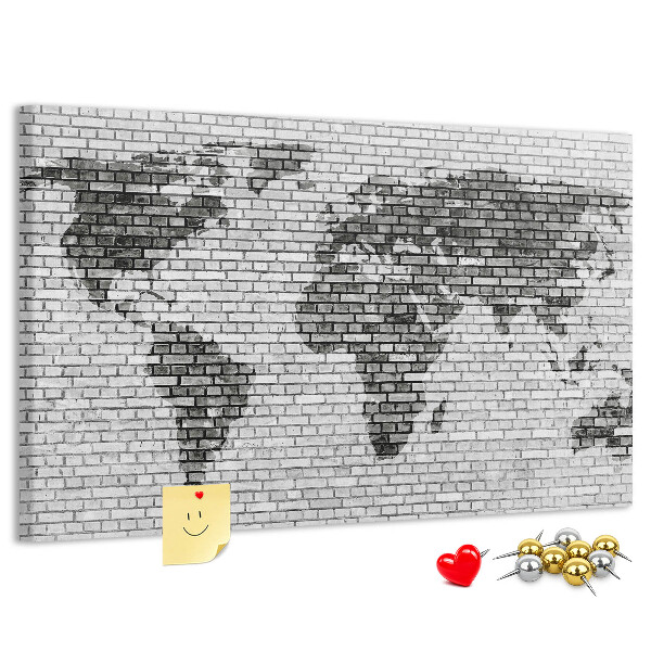 Bacheca in sughero con stampa di una mappa del mondo su muro di mattoni