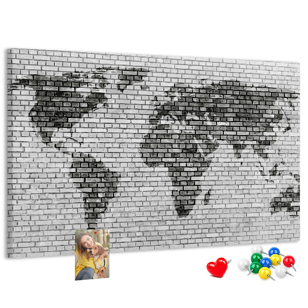 Bacheca in sughero con stampa di una mappa del mondo su muro di mattoni