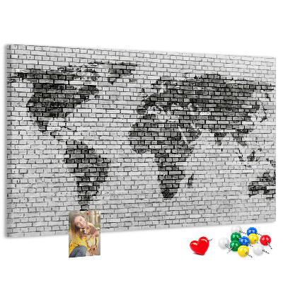 Bacheca in sughero con stampa di una mappa del mondo su muro di mattoni