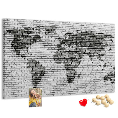Bacheca in sughero con stampa di una mappa del mondo su muro di mattoni