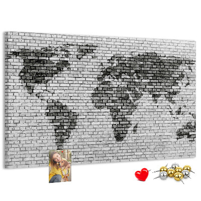 Bacheca in sughero con stampa di una mappa del mondo su muro di mattoni