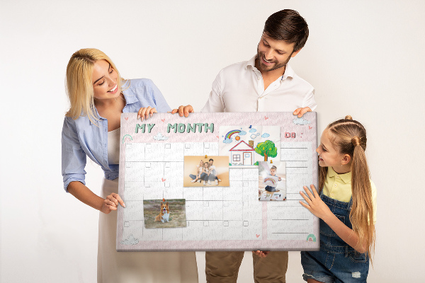 Bacheca in sughero con stampa calendario rosa, nuvole e cuori
