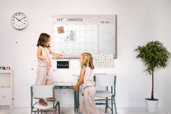 Bacheca in sughero con stampa calendario rosa, nuvole e cuori