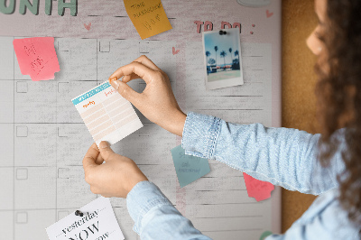 Bacheca in sughero con stampa calendario rosa, nuvole e cuori