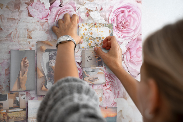 Bacheca in sughero con motivo floreale nelle tonalità del rosa