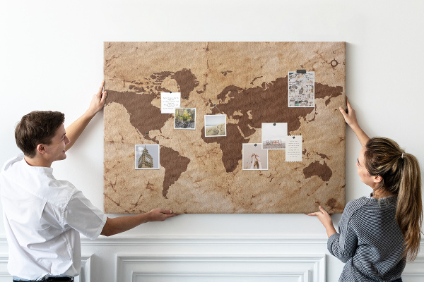 Lavagna di sughero con mappa del mondo antico su sfondo marrone