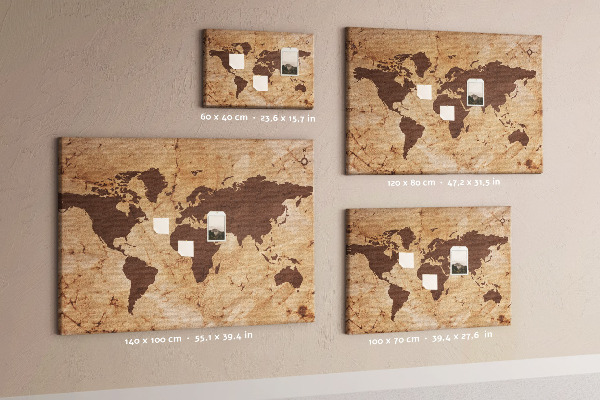 Lavagna di sughero con mappa del mondo antico su sfondo marrone