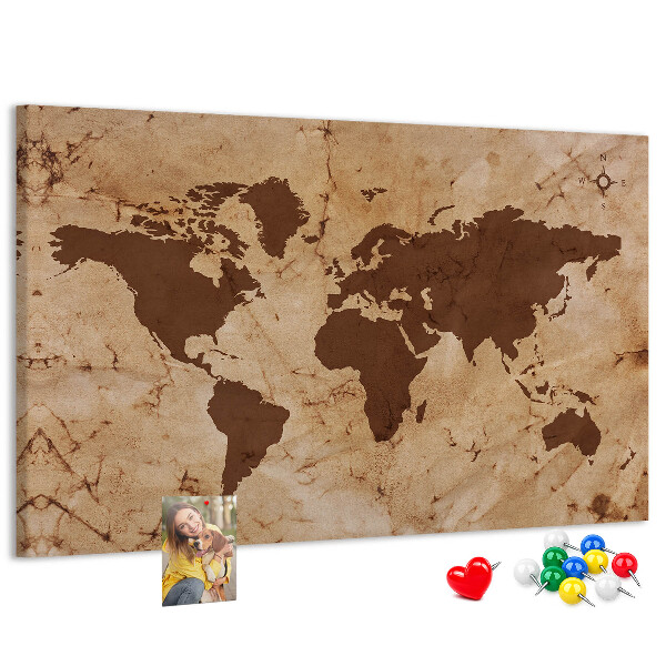 Lavagna di sughero con mappa del mondo antico su sfondo marrone