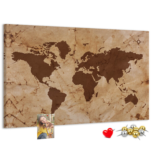 Lavagna di sughero con mappa del mondo antico su sfondo marrone
