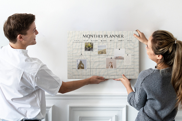 Bacheca in sughero agenda mensile dal design minimalista